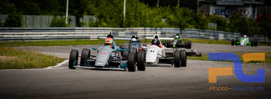 Den hurtige bane bød på tætte kampe mellem kørerne i Formel 5 feltet. Her fører Casper T. Hansen an, tæt forfulgt af resten af feltet.